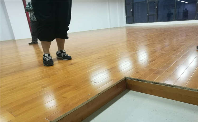 考察實木運動地板
