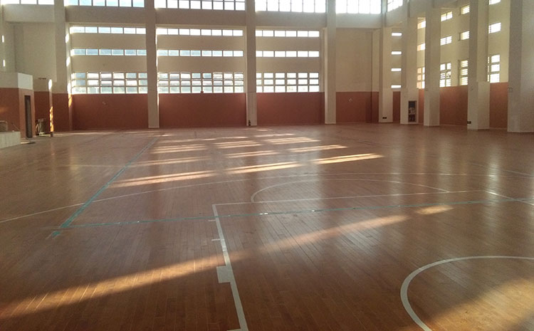 五角楓舞臺運(yùn)動(dòng)木地板怎么翻新?