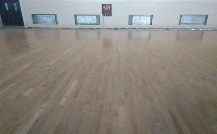 五角楓風(fēng)雨操場(chǎng)地板怎么維修?
