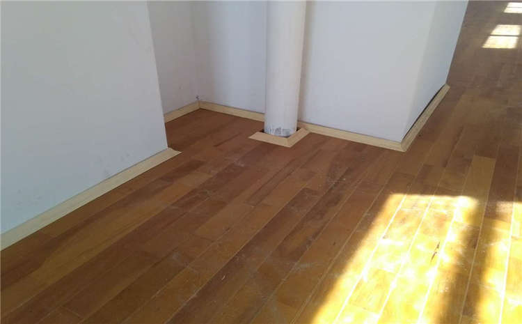 學?;@球館木地板多少錢一平米?