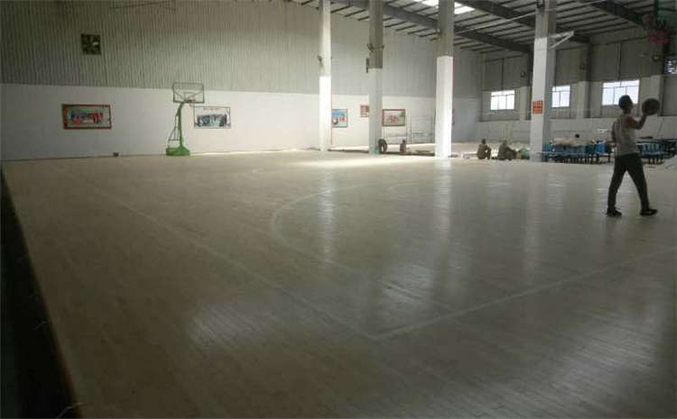 柞木體育館實木地板價格是多少錢？