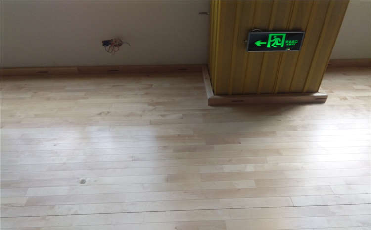 俄勒岡松籃球場地木地板怎么維修？