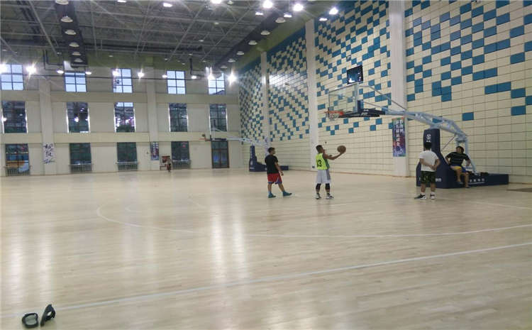 楓木實(shí)木運(yùn)動(dòng)地板多少錢(qián)一平米？