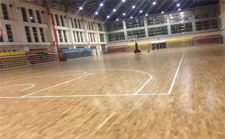 楓木風(fēng)雨操場(chǎng)運(yùn)動(dòng)地板怎么翻新?