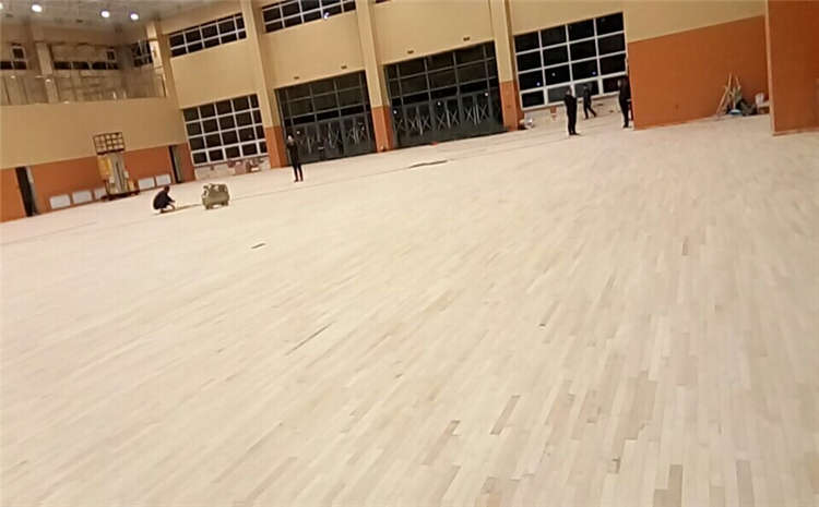 學(xué)?;@球場木地板怎么翻新