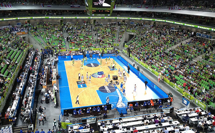 五角楓風(fēng)雨操場運(yùn)動地板**是多少錢?