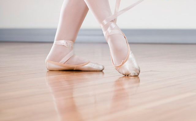 24厚乒乓球館木地板怎么翻新?