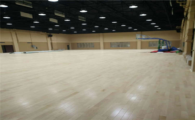 柞木風(fēng)雨操場(chǎng)運(yùn)動(dòng)地板怎么翻新？