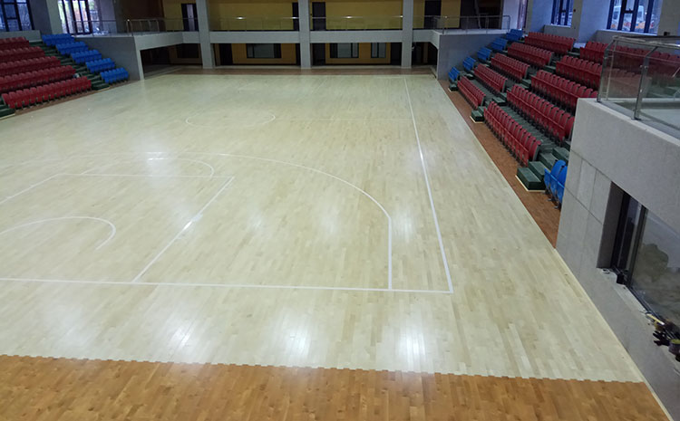 柞木體育館實木地板價格是多少錢？